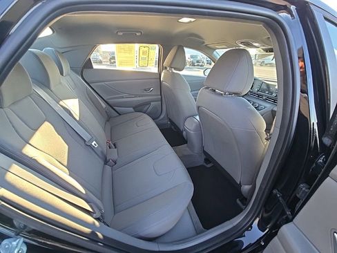 Used 2022 Hyundai Elantra SE image 28