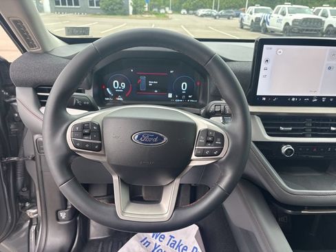 Used 2025 Ford Explorer Active AWD/4WD image 39