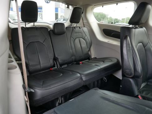 Used 2017 Chrysler Pacifica Premium FWD image 23