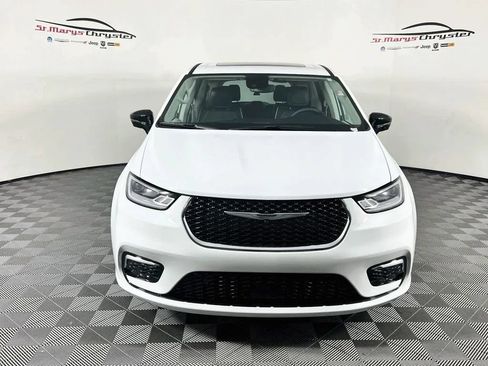 Used 2024 Chrysler Pacifica Limited FWD image 3