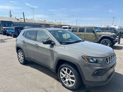 Used 2023 Jeep Compass Latitude AWD/4WD image 11