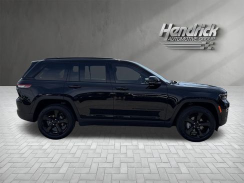 Used 2023 Jeep Grand Cherokee Limited w/ Luxury Tech Group II AWD/4WD image 10