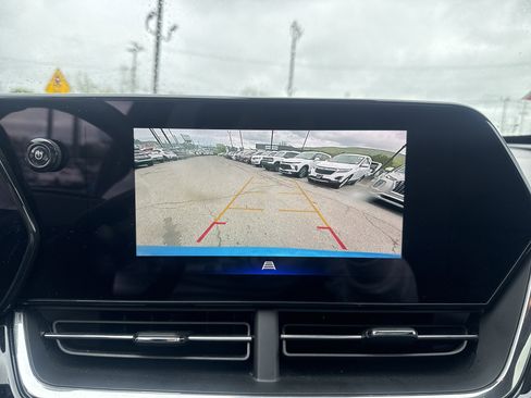 Used 2025 Chevrolet Trax RS w/ Sunroof Package FWD image 24