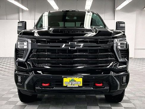 Used 2025 Chevrolet Silverado 2500 LTZ image 3