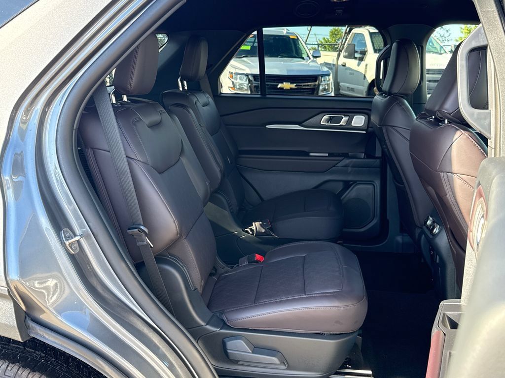 Used 2026 Ford Explorer Platinum RWD image 28