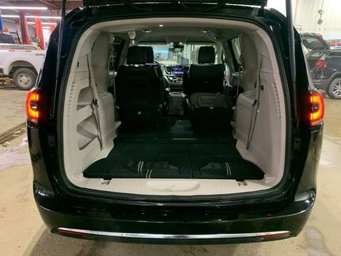 Used 2024 Chrysler Pacifica Touring-L image 29