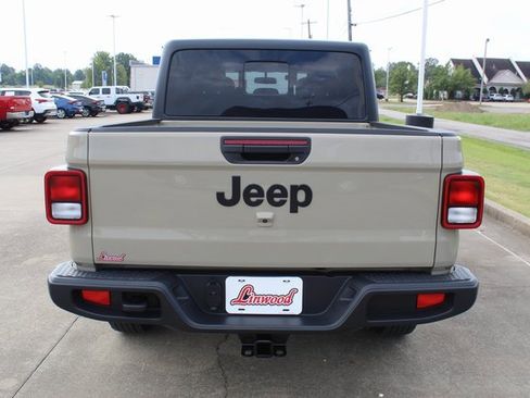 Used 2022 Jeep Gladiator Sport image 4