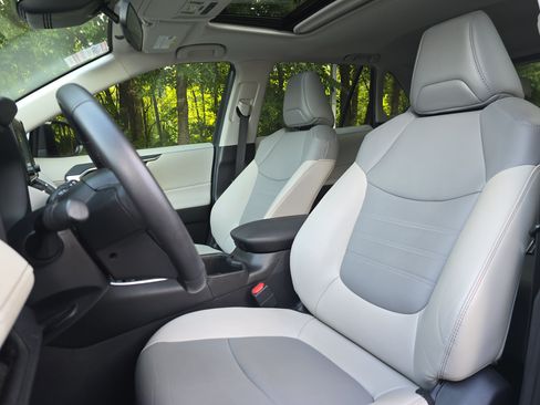 Used 2022 Toyota RAV4 XLE Premium FWD image 15