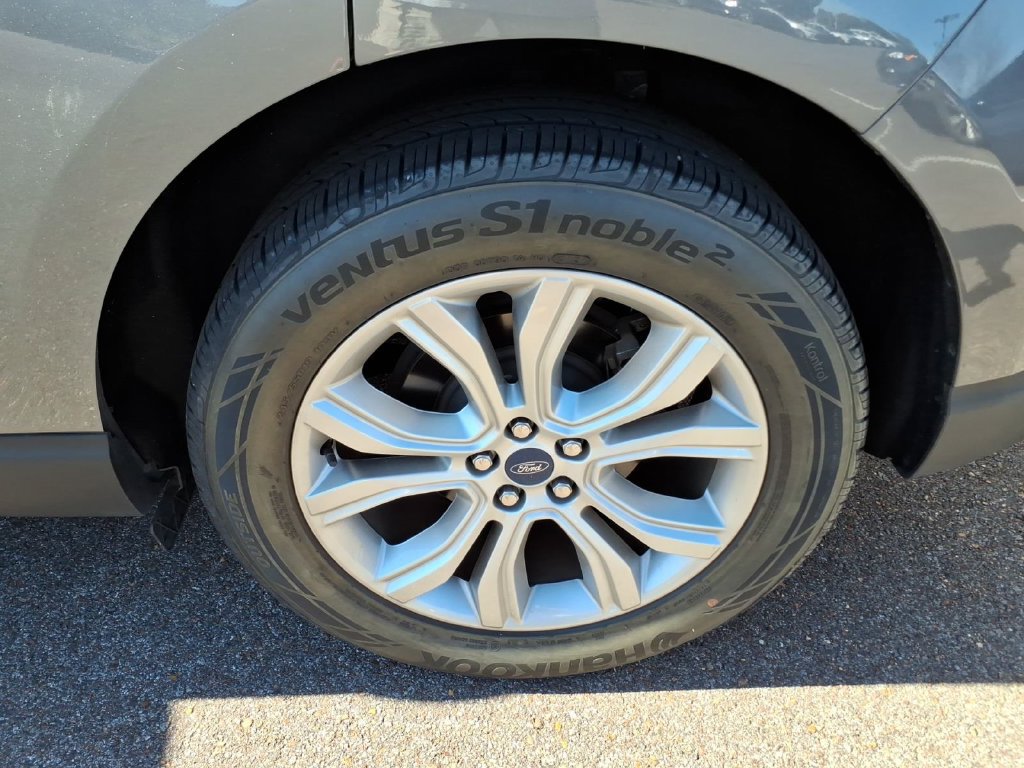 Used 2021 Ford Edge Titanium w/ Equipment Group 301A FWD image 9