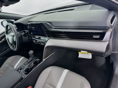 Used 2025 Toyota Camry SE image 29