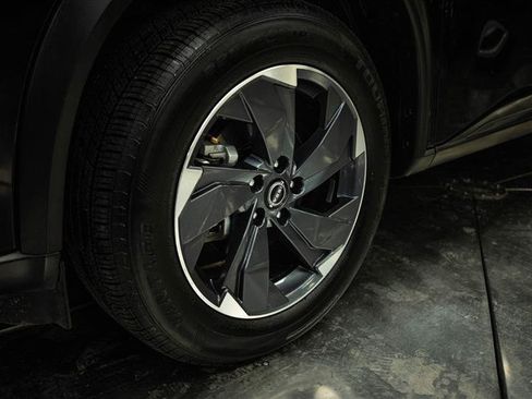 Used 2025 Nissan Rogue SV FWD image 3
