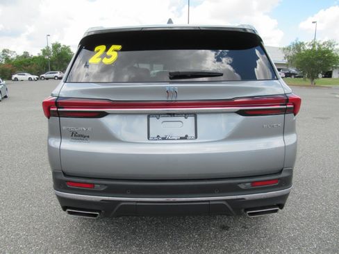 Used 2025 Buick Enclave Preferred w/ Power Package FWD image 6
