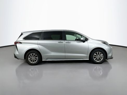 Certified 2025 Toyota Sienna LE FWD image 8