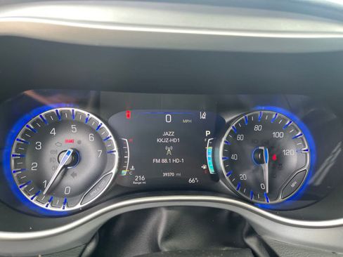 Used 2021 Chrysler Pacifica Touring-L w/ Uconnect Theater Family Group FWD image 7