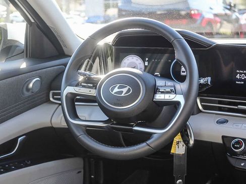 Certified 2025 Hyundai Elantra Limited image 21