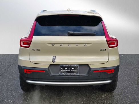 Used 2025 Volvo XC40 B5 Plus w/ Climate Package image 4