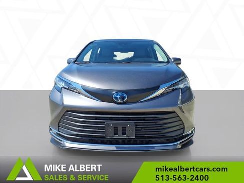 Used 2023 Toyota Sienna XLE FWD image 2