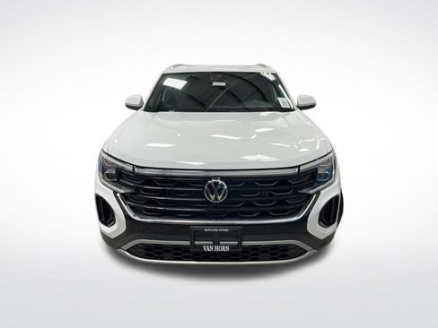 Used 2025 Volkswagen Atlas Cross Sport SE w/ Panoramic Sunroof Package image 11