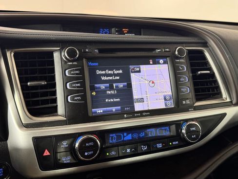Used 2018 Toyota Highlander XLE AWD/4WD image 23
