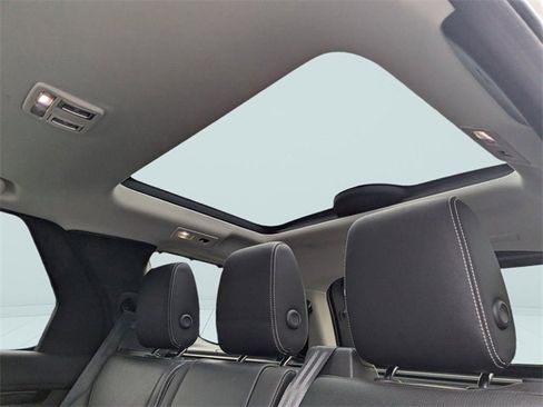 Used 2024 Land Rover Discovery S image 5