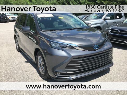 Certified 2025 Toyota Sienna XLE AWD/4WD image 1