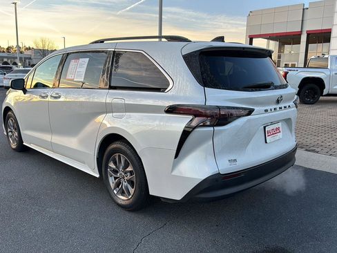 Certified 2023 Toyota Sienna XLE image 3