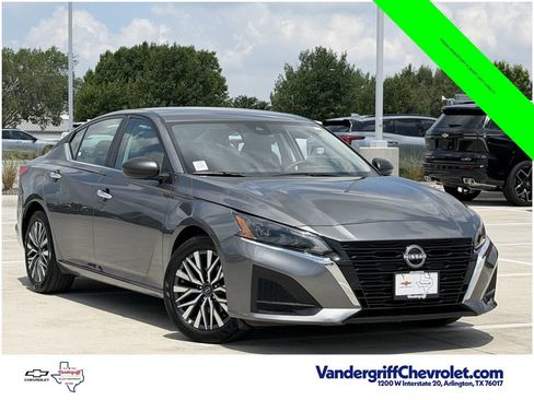 Used 2025 Nissan Altima 2.5 SV FWD image 2