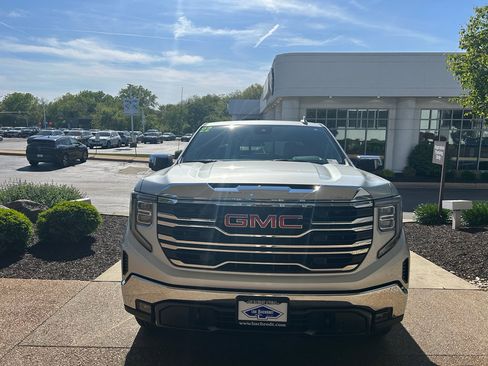 Used 2022 GMC Sierra 1500 SLT w/ SLT Convenience Package AWD/4WD image 2