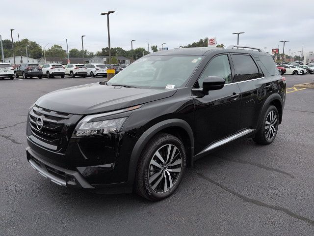 Used 2025 Nissan Pathfinder Platinum w/ Black Appearance Package AWD/4WD image 3