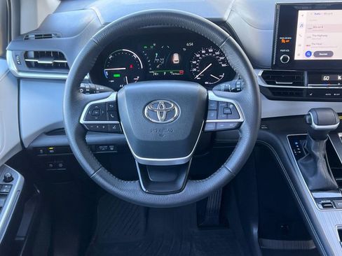 Used 2025 Toyota Sienna XLE FWD image 16