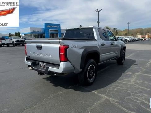 Used 2025 Toyota Tacoma TRD Off-Road AWD/4WD image 8