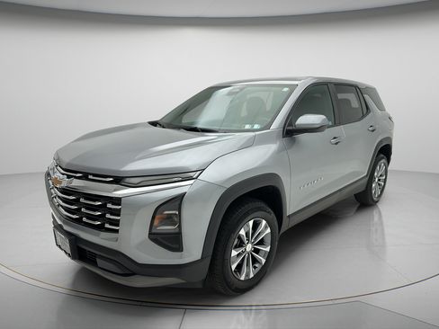 Used 2025 Chevrolet Equinox LT AWD/4WD image 3
