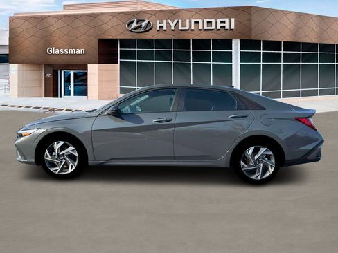 New 2025 Hyundai Elantra SEL image 3