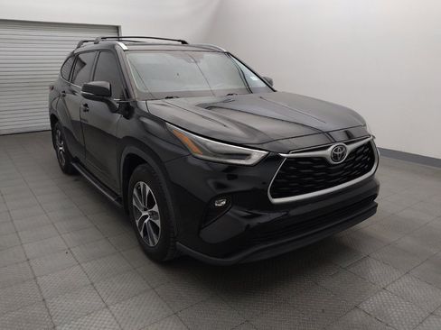 Used 2021 Toyota Highlander XLE FWD image 12