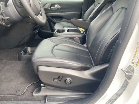 Certified 2025 Chrysler Pacifica Select FWD image 22