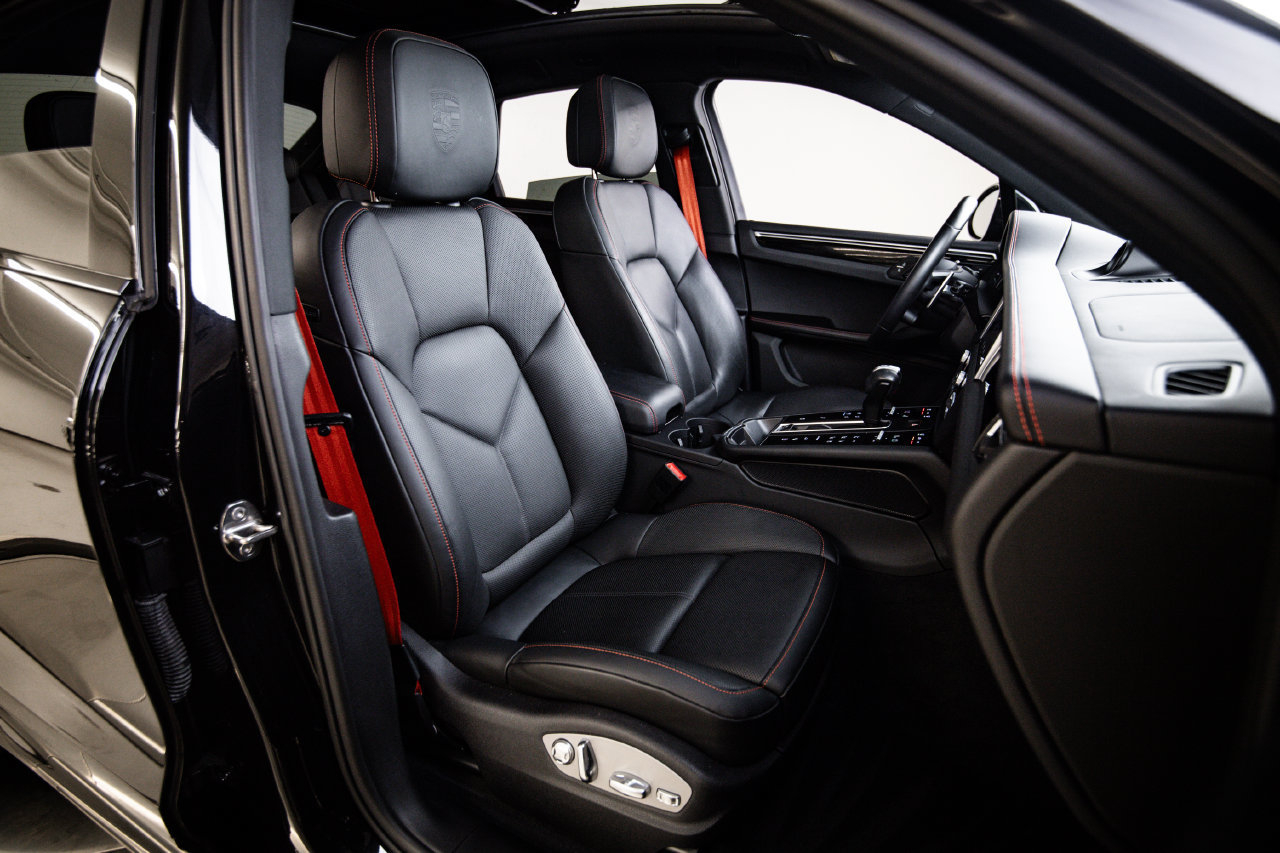 Certified 2023 Porsche Macan Turbo AWD/4WD image 29