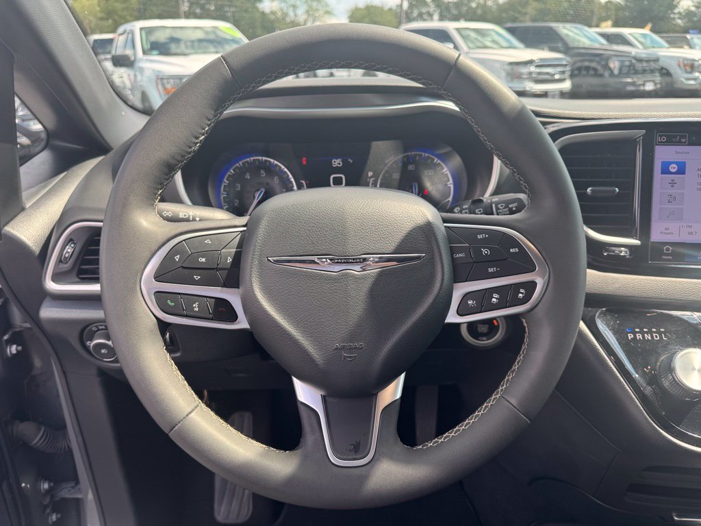 Used 2025 Chrysler Pacifica Select FWD image 8