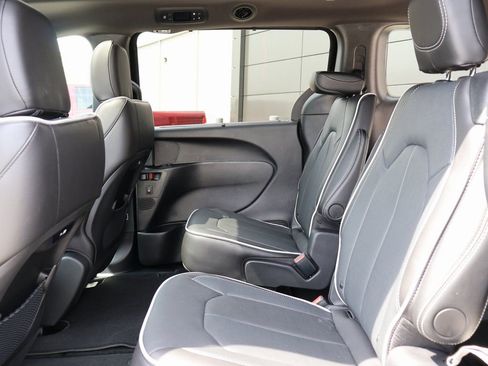 New 2026 Chrysler Pacifica Limited w/ S Appearance Package FWD image 17