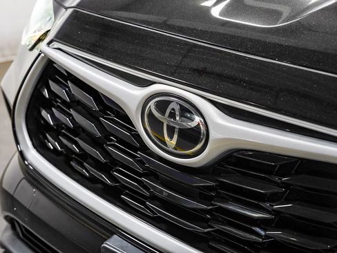 Used 2022 Toyota Highlander XLE FWD image 8