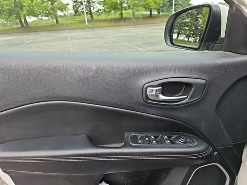 Used 2018 Jeep Compass Latitude FWD image 19
