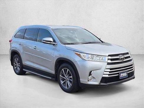 Used 2019 Toyota Highlander XLE FWD image 3