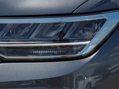 New 2024 Volkswagen Tiguan SE R-Line image 2