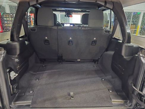 Used 2025 Jeep Wrangler Unlimited Rubicon AWD/4WD image 38
