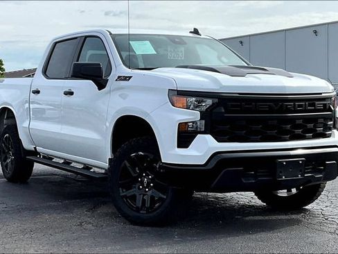 Used 2026 Chevrolet Silverado 1500 Custom Trail Boss w/ Dark Appearance Package AWD/4WD image 2