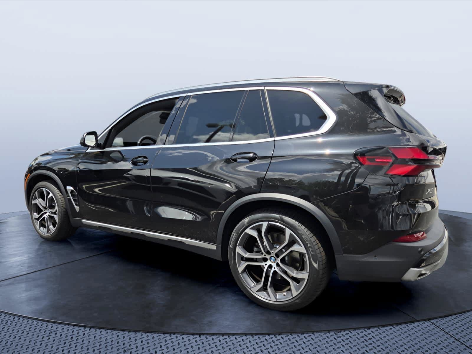 Used 2024 BMW X5 xDrive40i w/ Premium Package AWD/4WD image 4