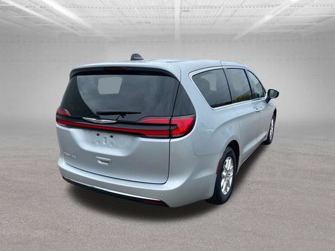 Used 2023 Chrysler Pacifica Touring-L FWD image 5