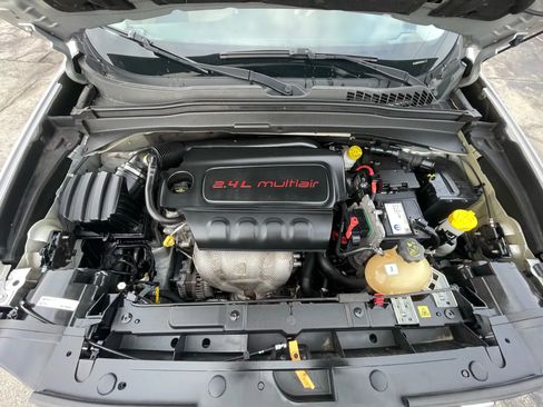 Used 2017 Jeep Renegade Latitude w/ Cold Weather Group image 4