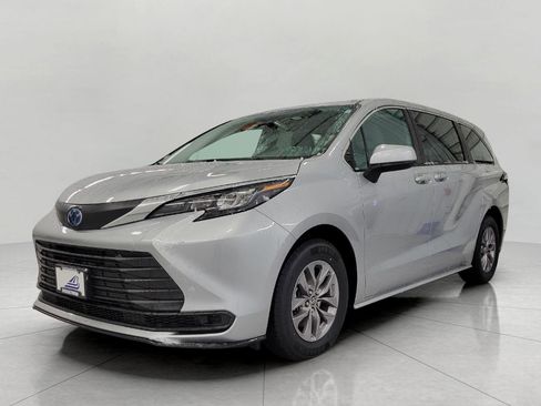 Used 2025 Toyota Sienna LE image 12