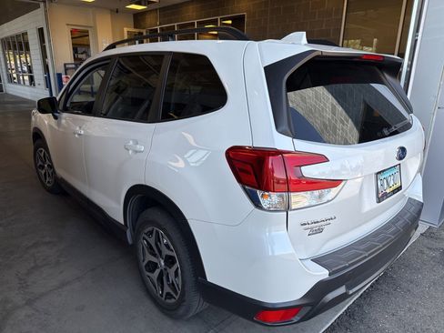 Used 2020 Subaru Forester Premium AWD/4WD image 6