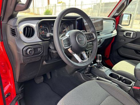 Used 2025 Jeep Wrangler Unlimited Sahara AWD/4WD image 34